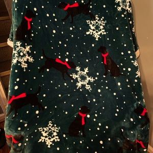 Eddie Bauer Plush Blanket ~ 4’W X 5’L ~Green, White Trim, Snowflakes, Black Labs
